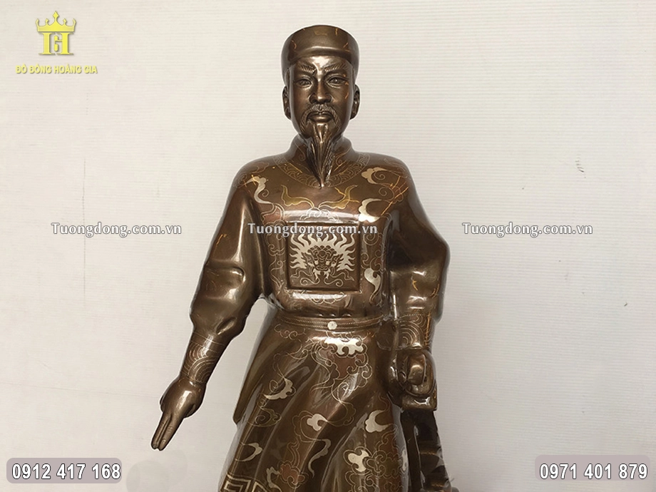 Ngài được đúc theo dáng đứng uy nghiêm